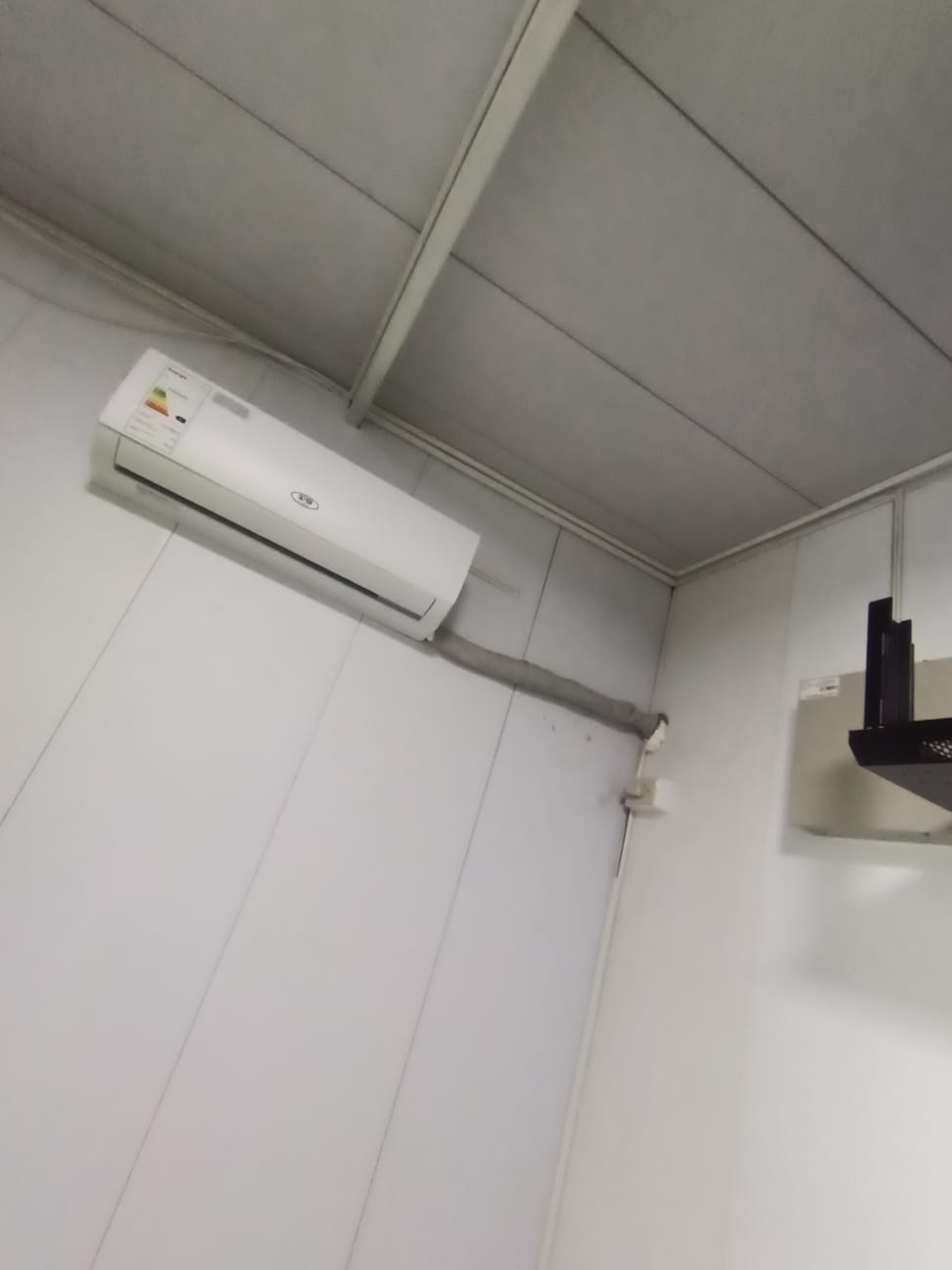 Unidad interior de aire acondicionado instalada en una pared